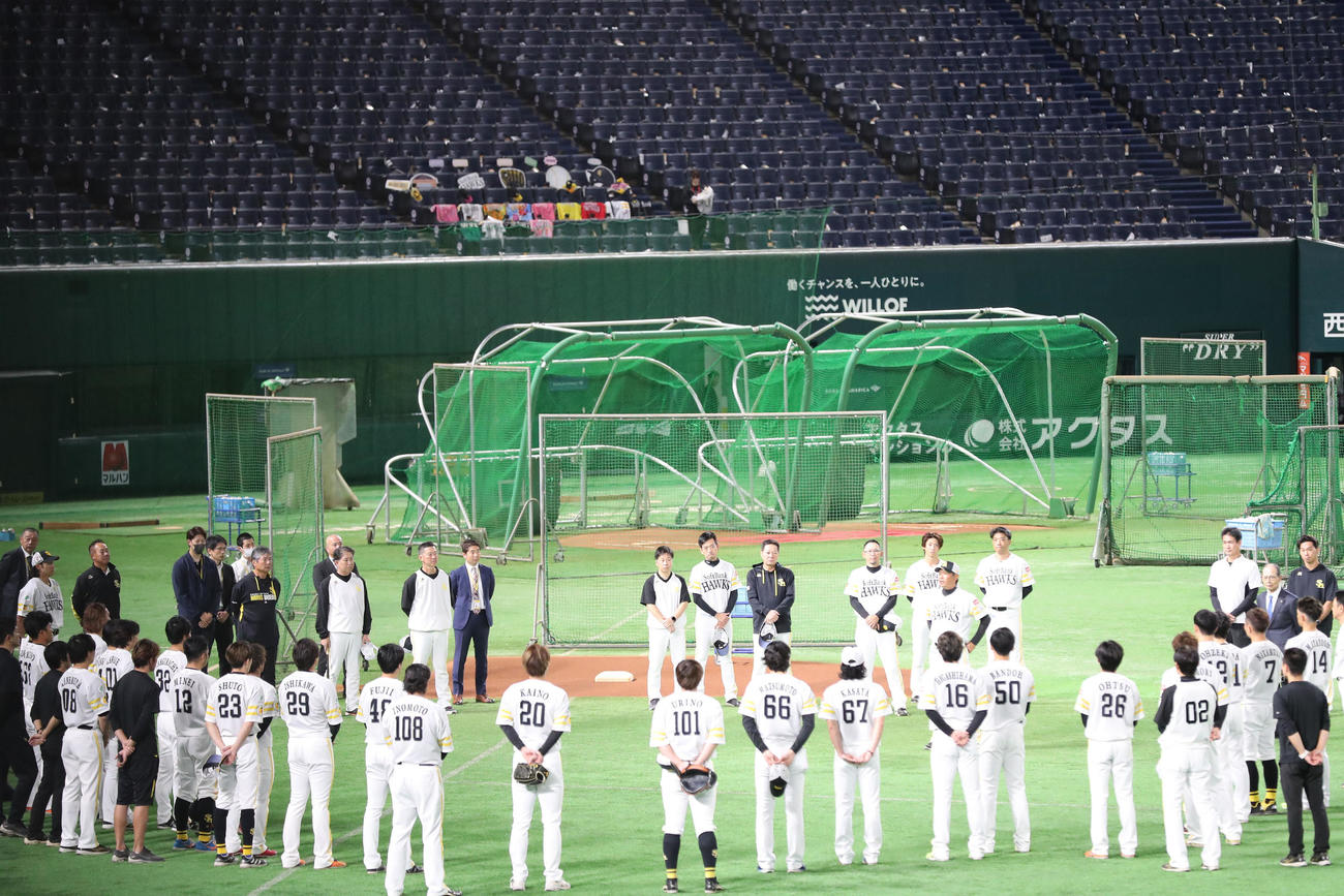 試合前の円陣でナインに話をする小久保監督（撮影・梅根麻紀）