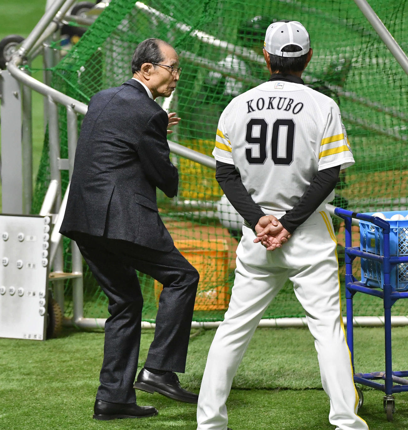 小久保新監督（右）と話す王球団会長（撮影・岩下翔太）