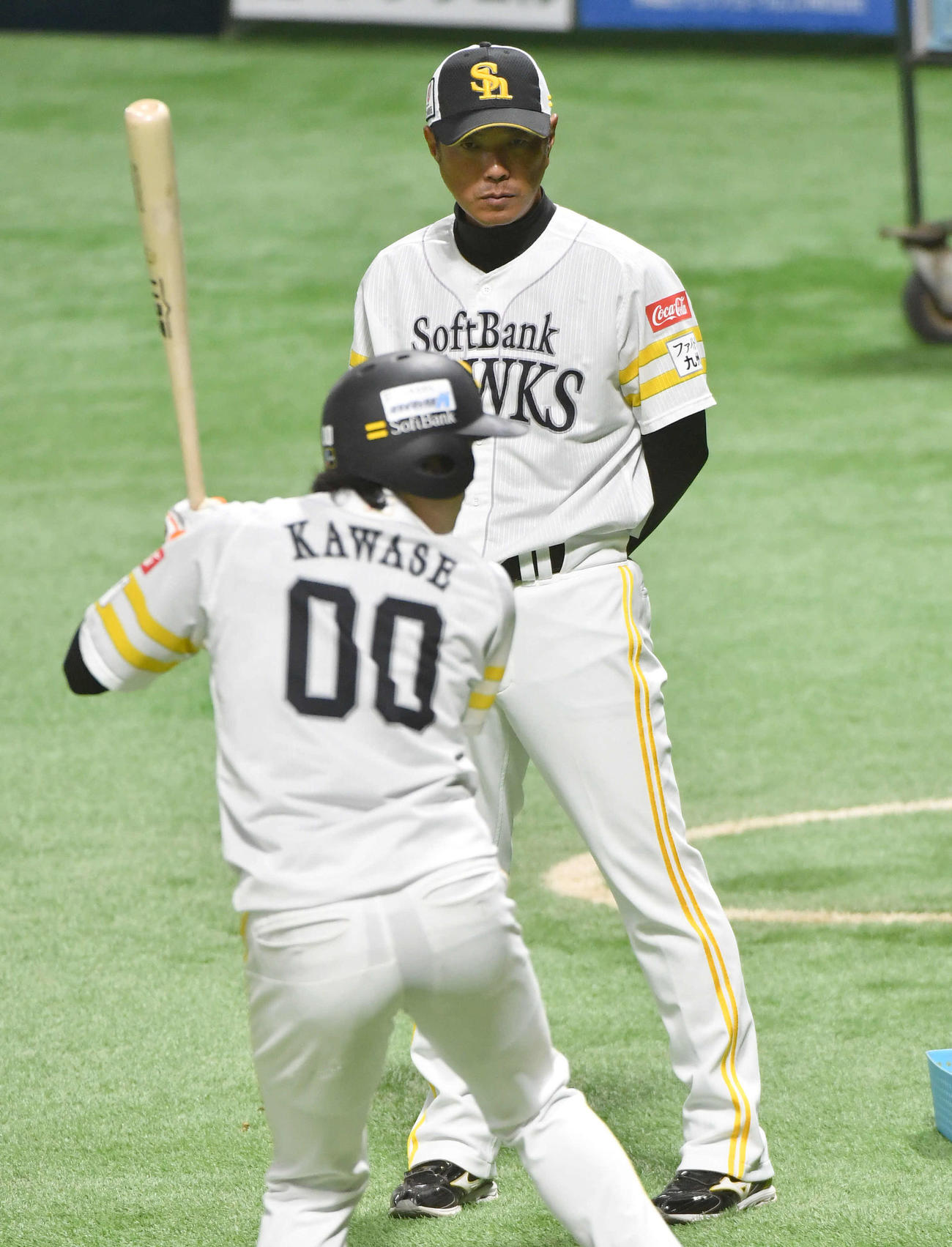 打撃練習を行う川瀬（手前）を見つめる小久保新監督（撮影・岩下翔太）