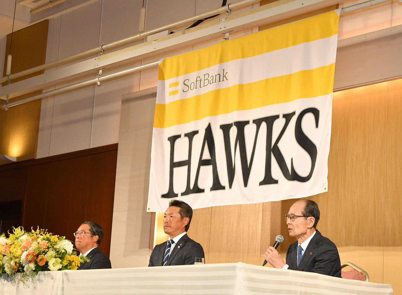小久保監督（中央）の就任会見で話す王球団会長（右）。左は後藤球団社長（撮影・岩下翔太）