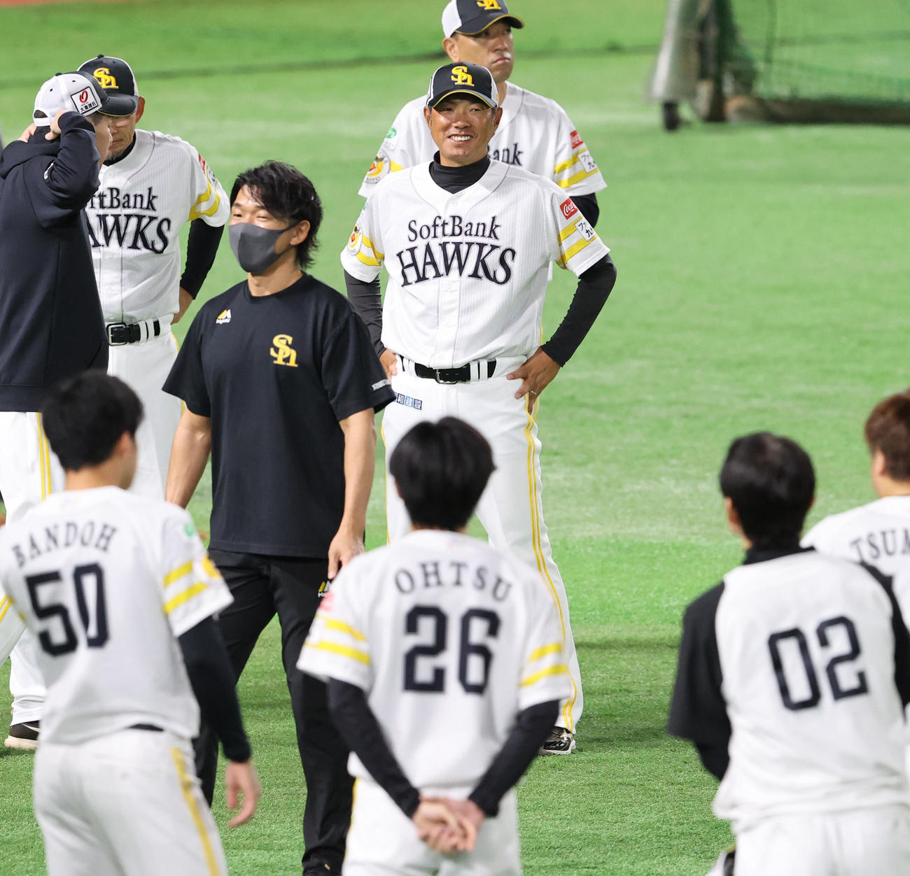 練習前、笑顔を見せる小久保監督（撮影・梅根麻紀）