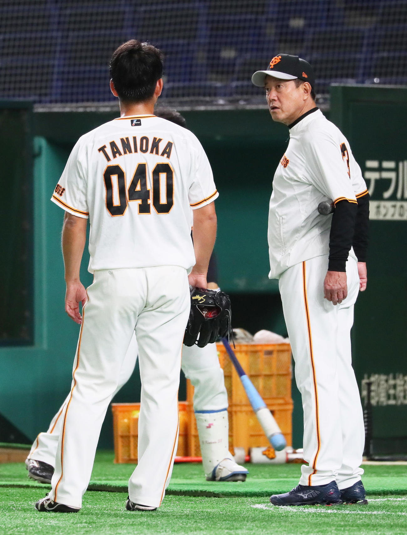 2021年4月、原辰徳監督から声をかけられる巨人谷岡