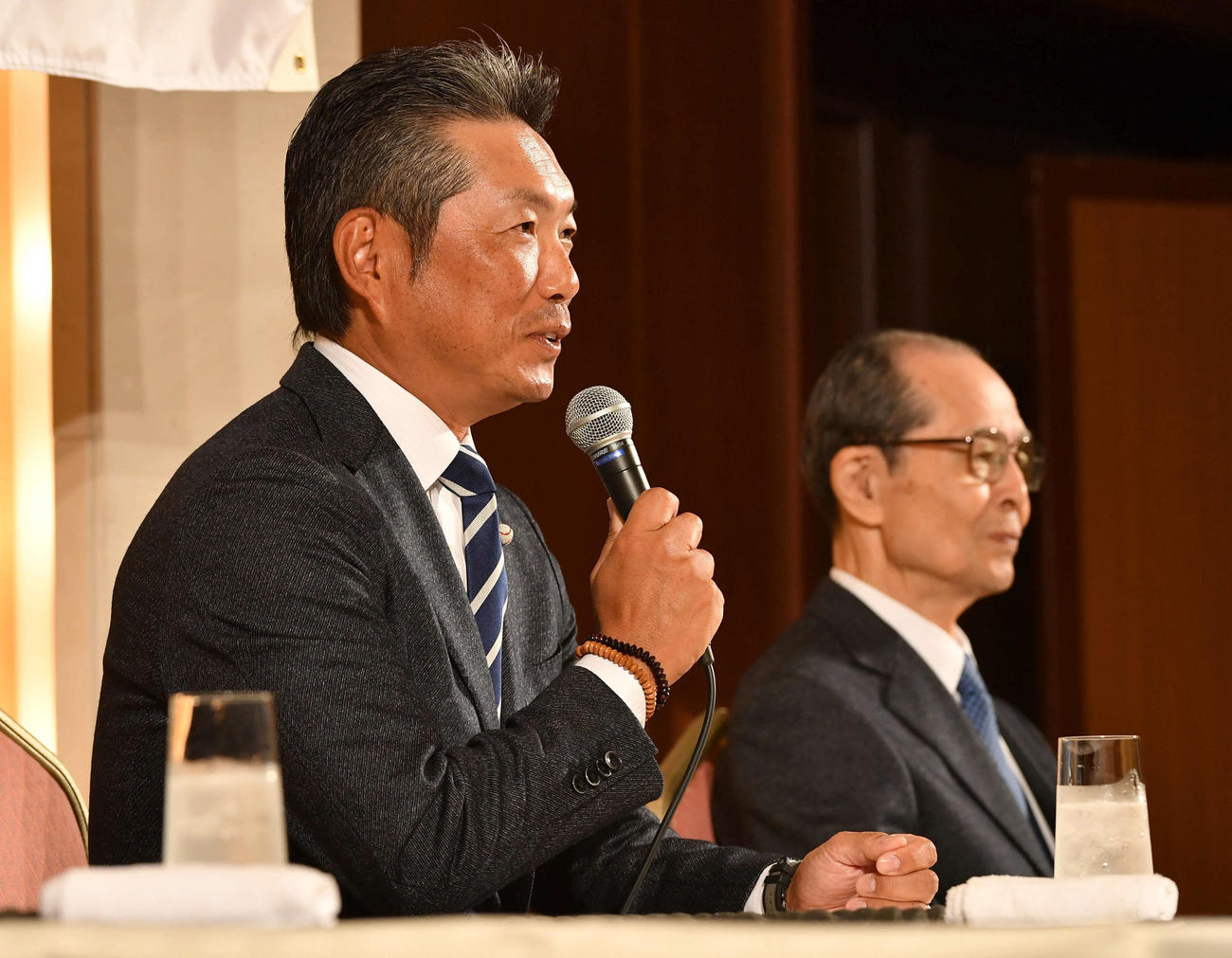ソフトバンク就任会見を行うソフトバンク小久保新監督（左）。右は王球団会長（撮影・岩下翔太）