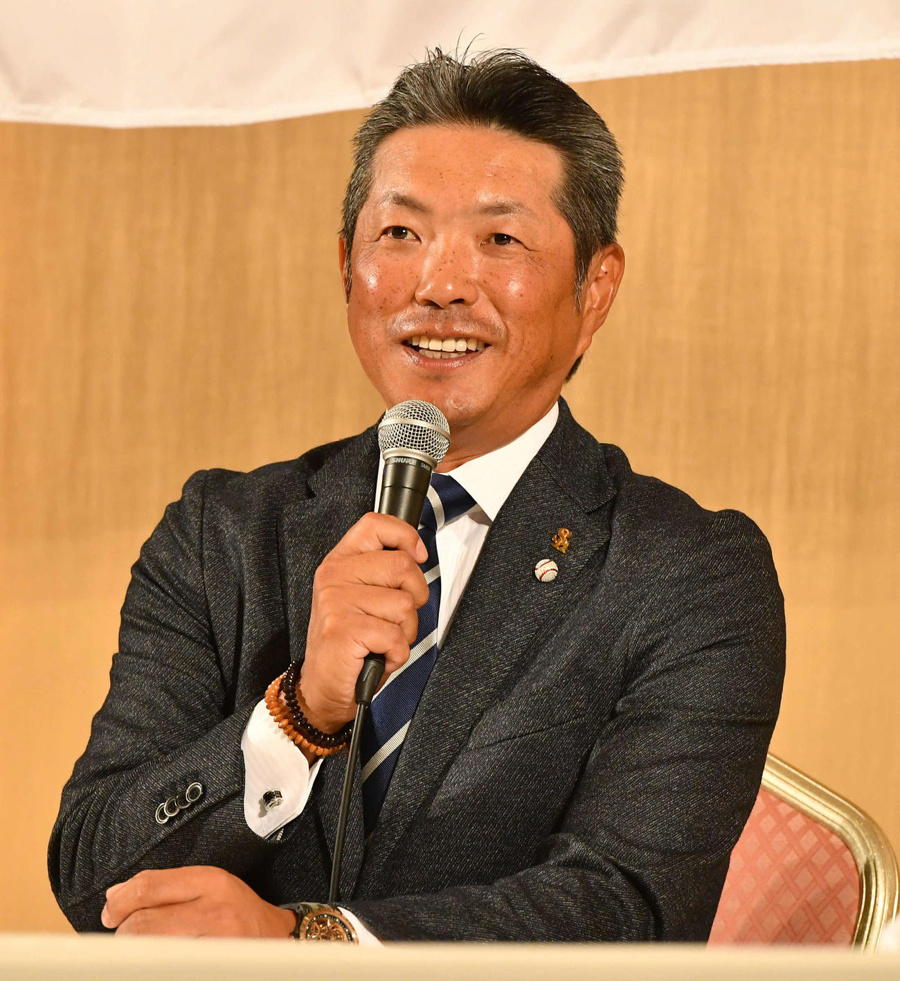 就任会見で笑顔を見せるソフトバンク小久保監督（撮影・岩下翔太）