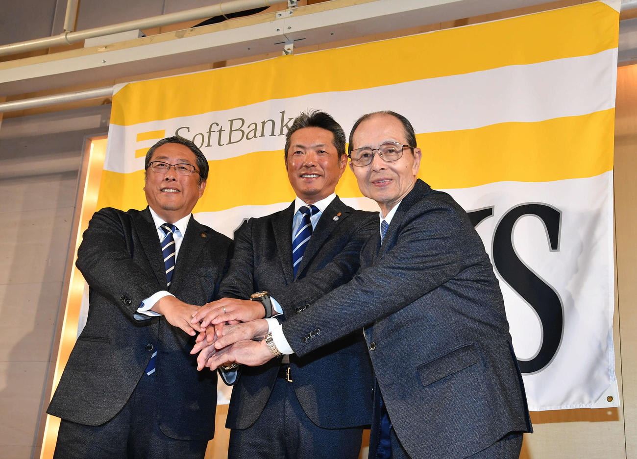 監督就任会見で後藤球団社長（左）、王球団会長（右）と写真に納まるソフトバンク小久保監督（撮影・岩下翔太）