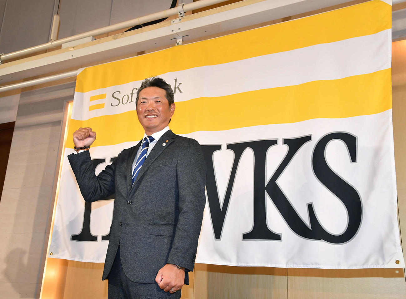 球団旗を背にガッツポーズするソフトバンク小久保監督（撮影・岩下翔太）