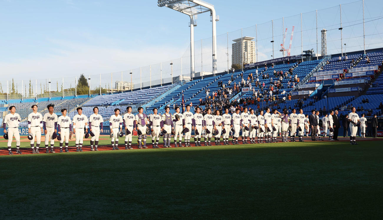 明大対法大　勝利し、あいさつする明大ナイン（撮影・宮地輝）