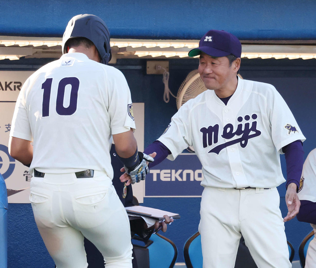 明大対法大　7回表明大2死三塁、木本が中前適時打を放ち、生還した上田希（左）を迎える田中監督（撮影・宮地輝）