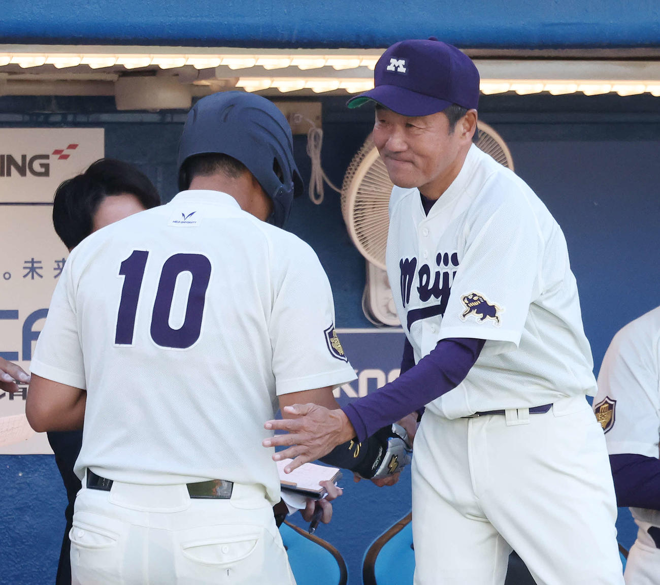 明大対法大　7回表明大2死三塁、木本が中前適時打を放ち、生還した上田希（左）を迎える田中監督（撮影・宮地輝）