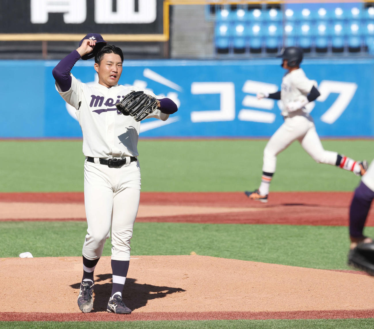 明大対法大　1回裏法大1死、中津（後方）に右越え先制ソロ本塁打を浴びる村田（撮影・宮地輝）