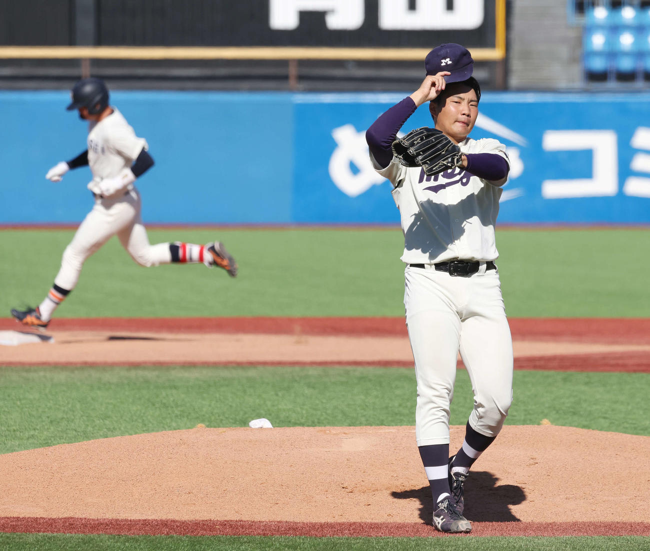 明大対法大　1回裏法大1死、中津（後方）に右越え先制ソロ本塁打を浴びる村田（撮影・宮地輝）