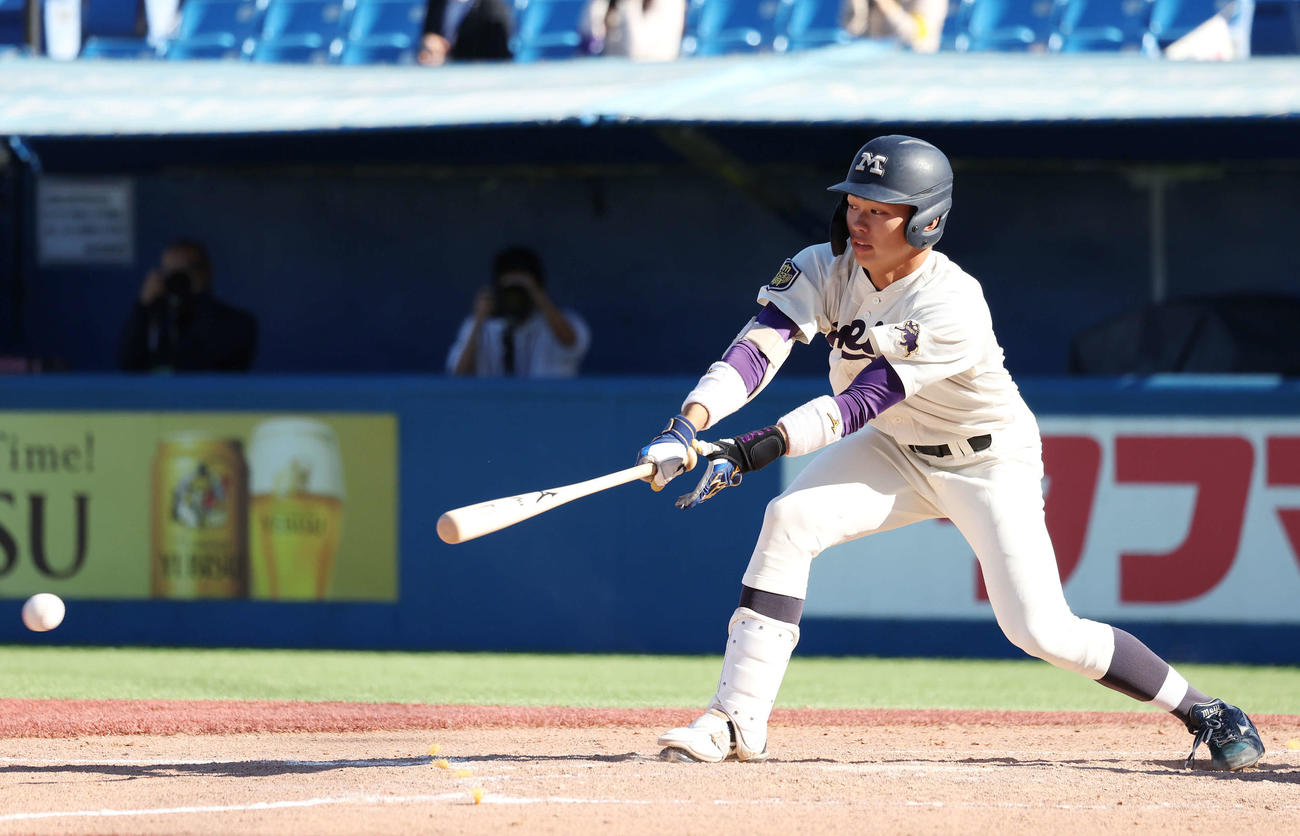 明大対法大　4回表明大1死一、三塁、同点右前適時打を放つ榊原（撮影・宮地輝）