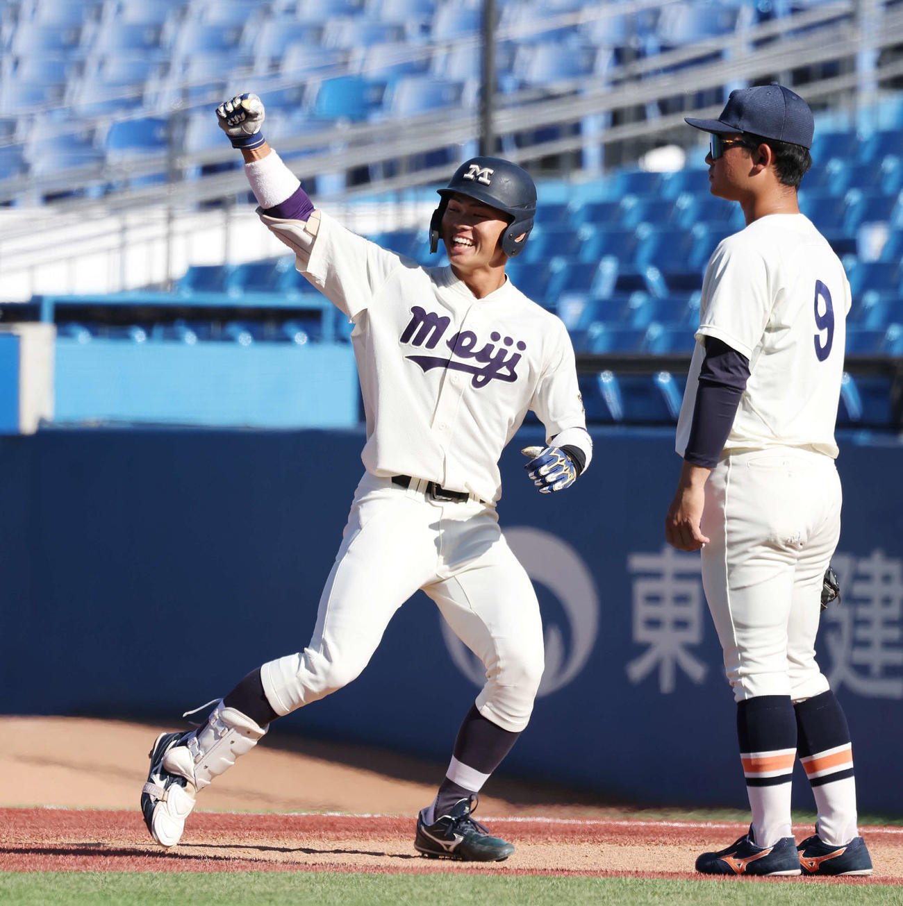 明大対法大　4回表明大1死一、三塁、同点右前適時打を放ち、ガッツポーズする榊原（撮影・宮地輝）