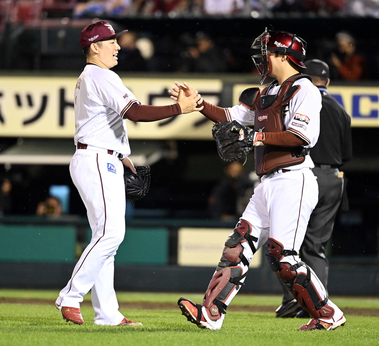 10月5日　日本ハムに勝利し松井裕と握手を交わす楽天太田（右）（撮影・たえ見朱実）