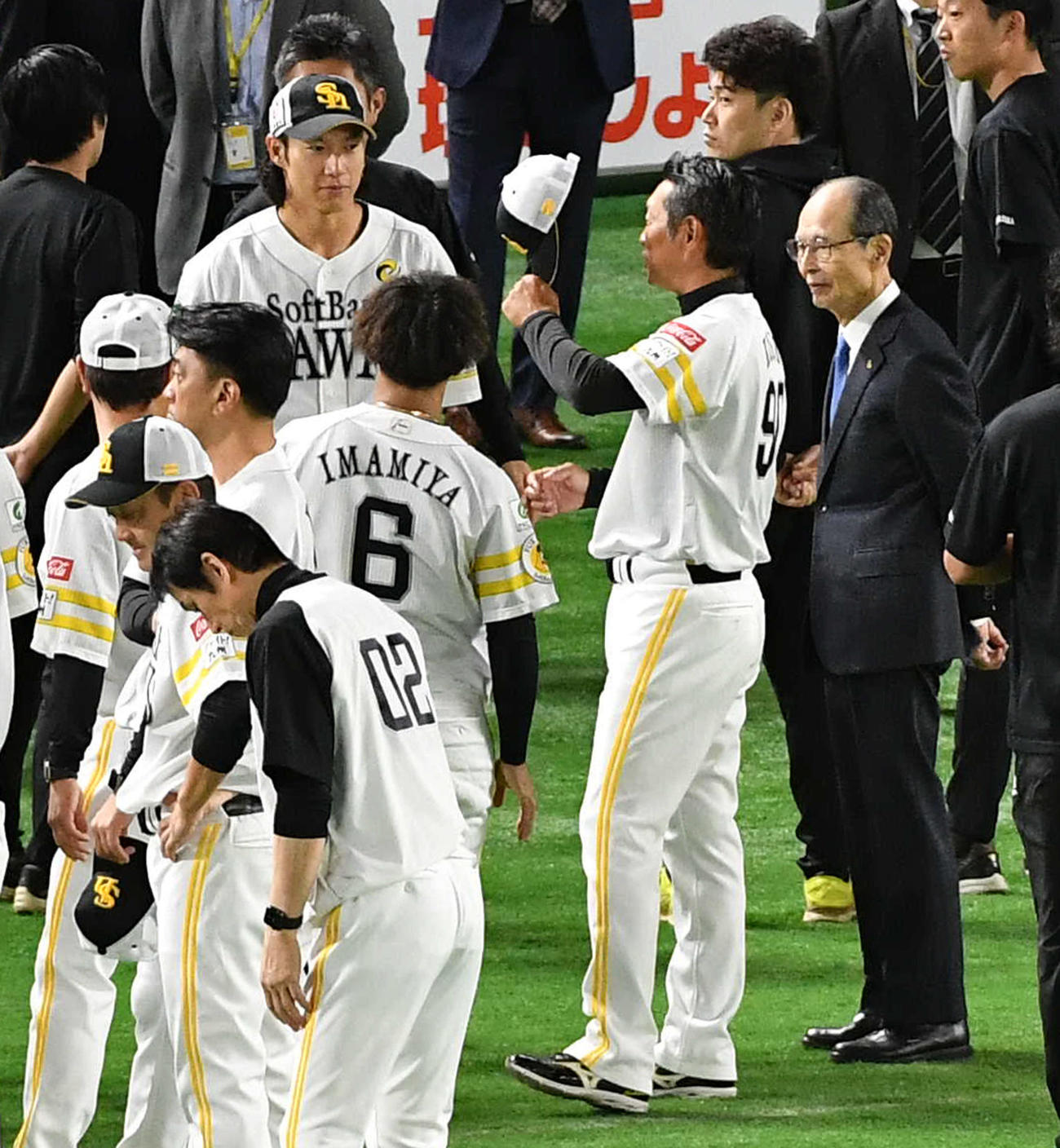 柳田（左奥）と話す小久保新監督（中央）と王球団会長（撮影・岩下翔太）