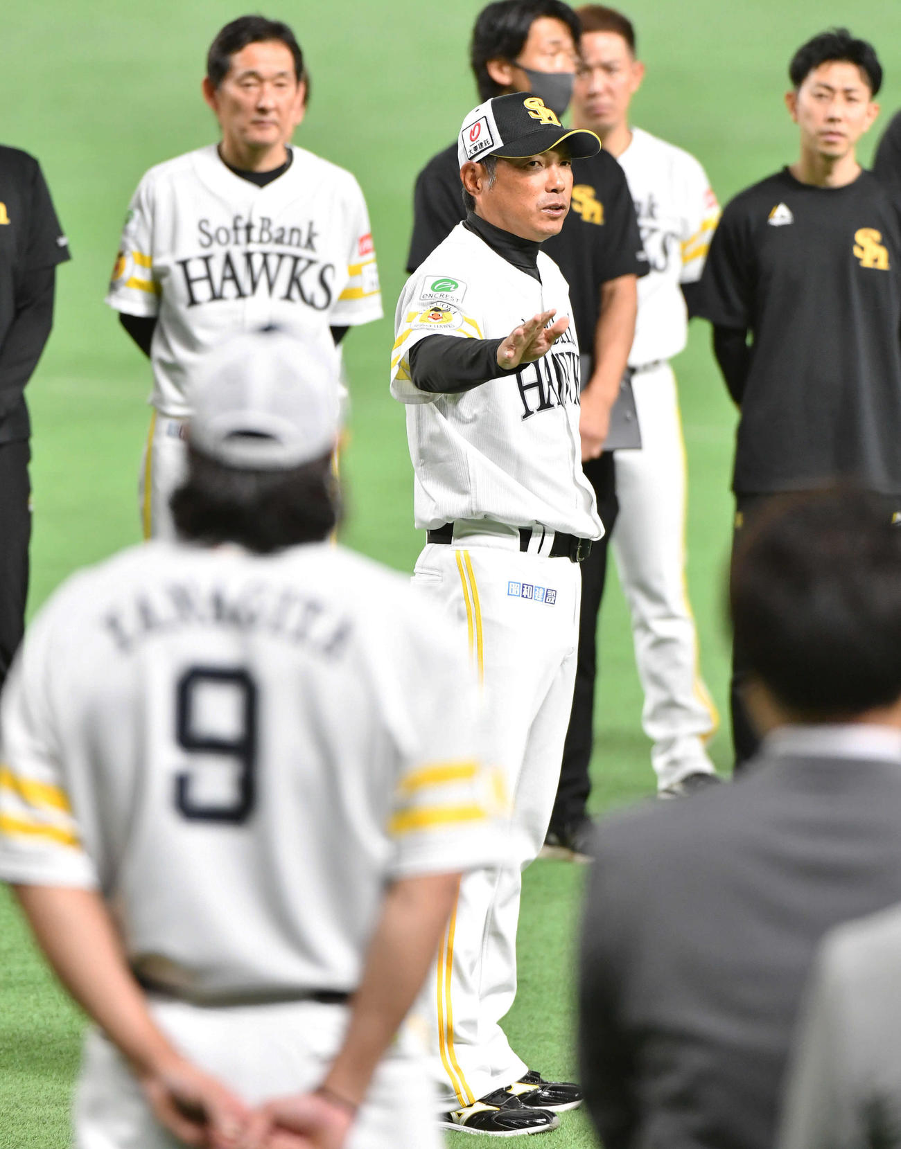 全体練習開始前、円陣で柳田（手前左）らナインに訓示する小久保新監督（撮影・岩下翔太）