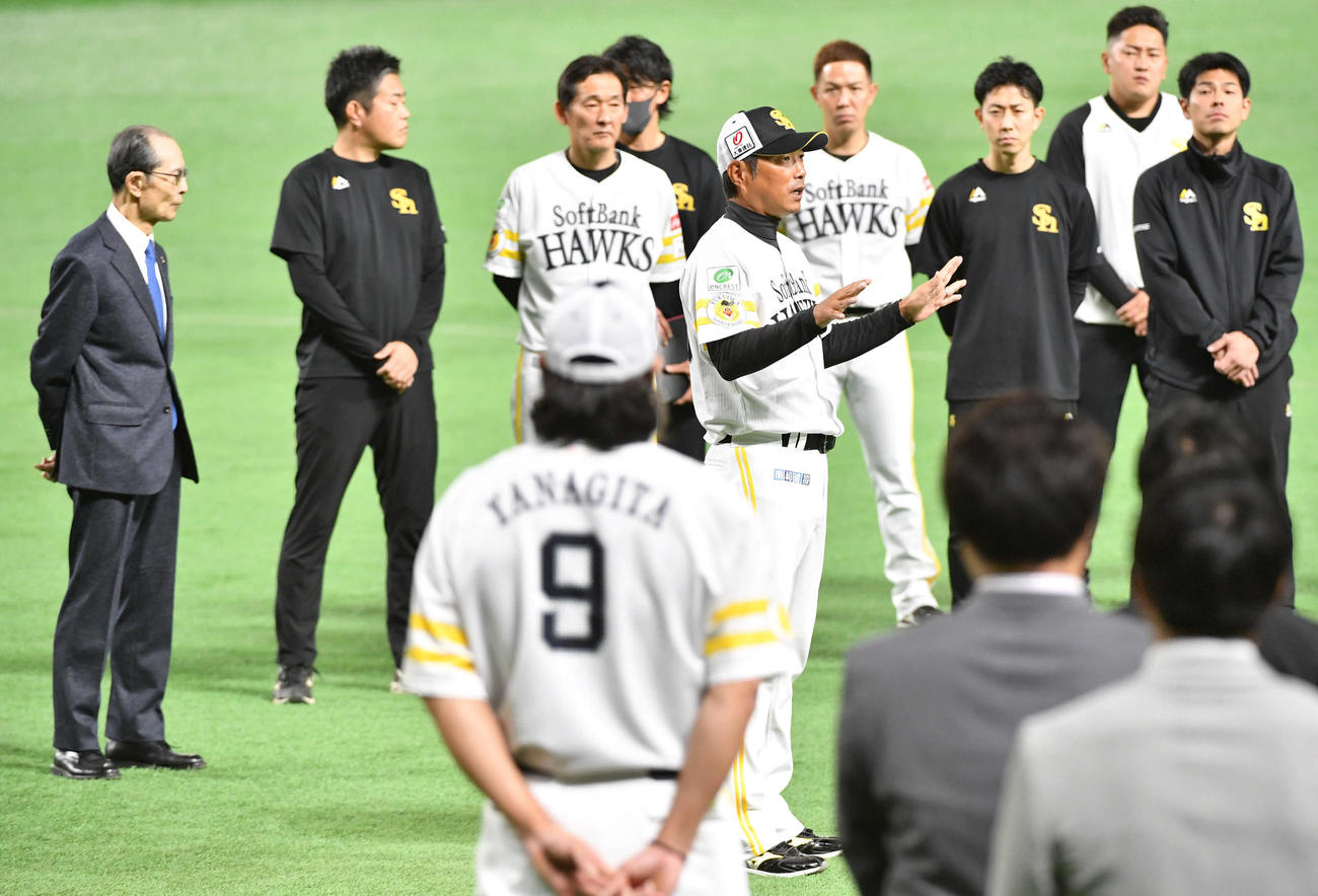 全体練習開始前、円陣で柳田（手前）らナインに訓示する小久保新監督（中央）、左端は王球団会長（撮影・岩下翔太）