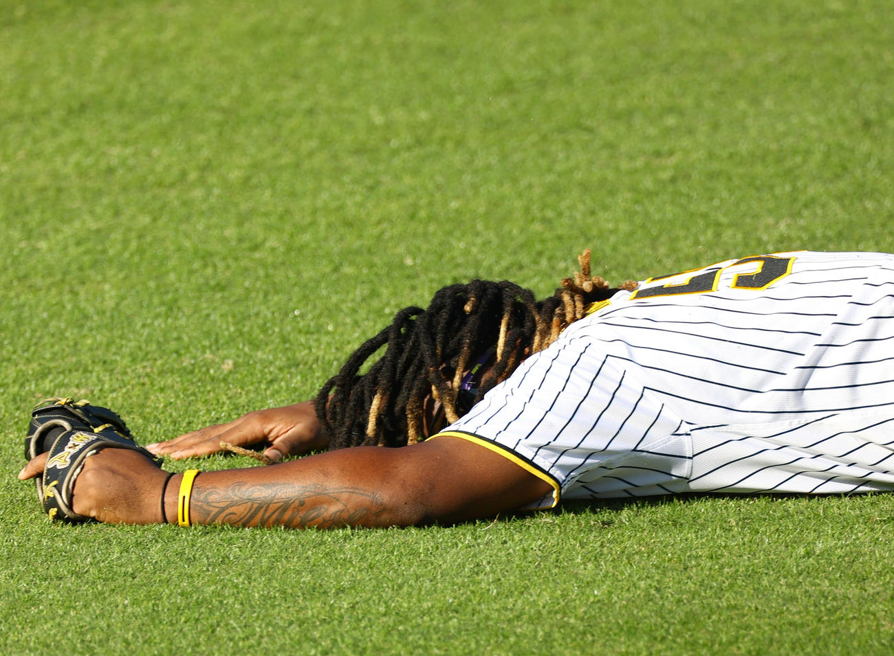 外野で球拾いする阪神ミエセス（撮影・上山淳一）