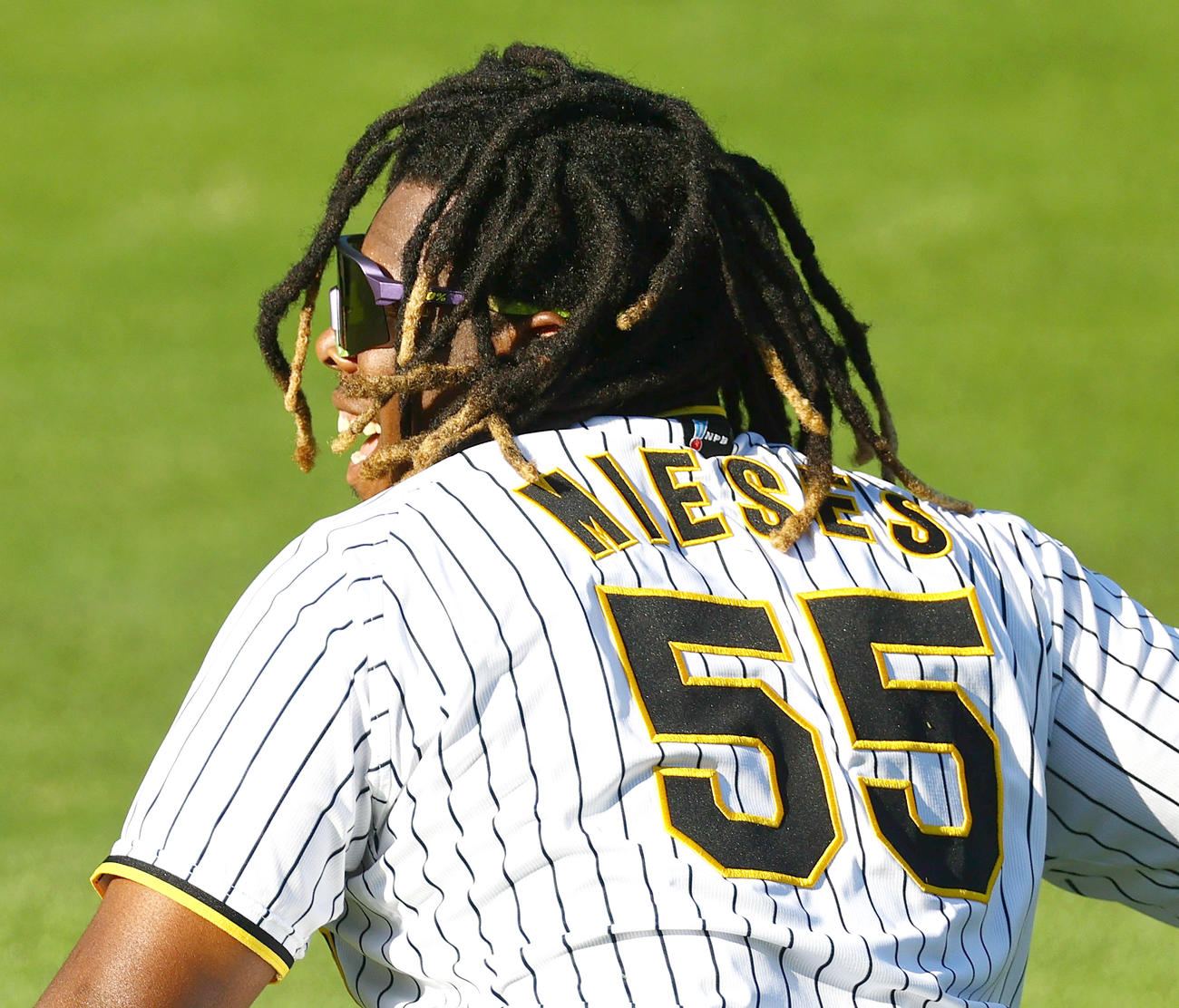 外野で球拾いする阪神ミエセス（撮影・上山淳一）