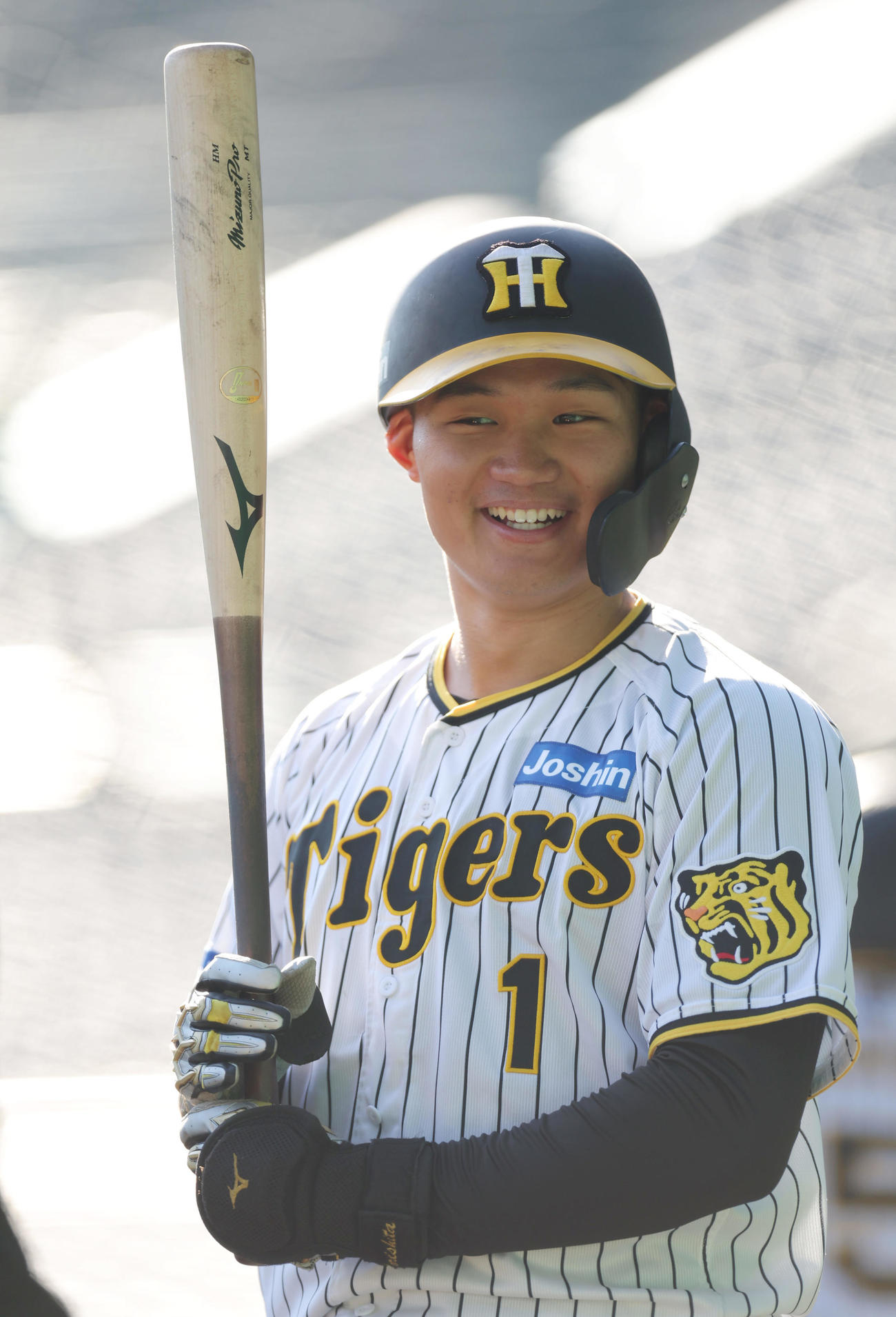 打撃練習の合間に笑顔を見せる阪神森下（撮影・前田充）