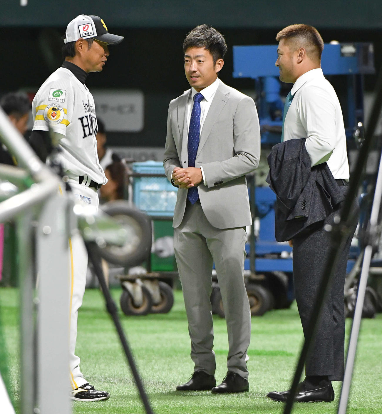 戦力外となった嘉弥真（中央）と森（右）は小久保新監督にあいさつする（撮影・岩下翔太）