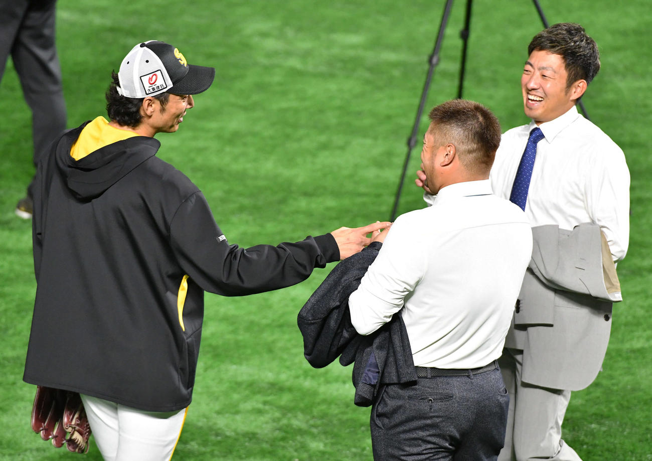 来季構想外となった、右から嘉弥真、森と話す斉藤和コーチ（撮影・岩下翔太）