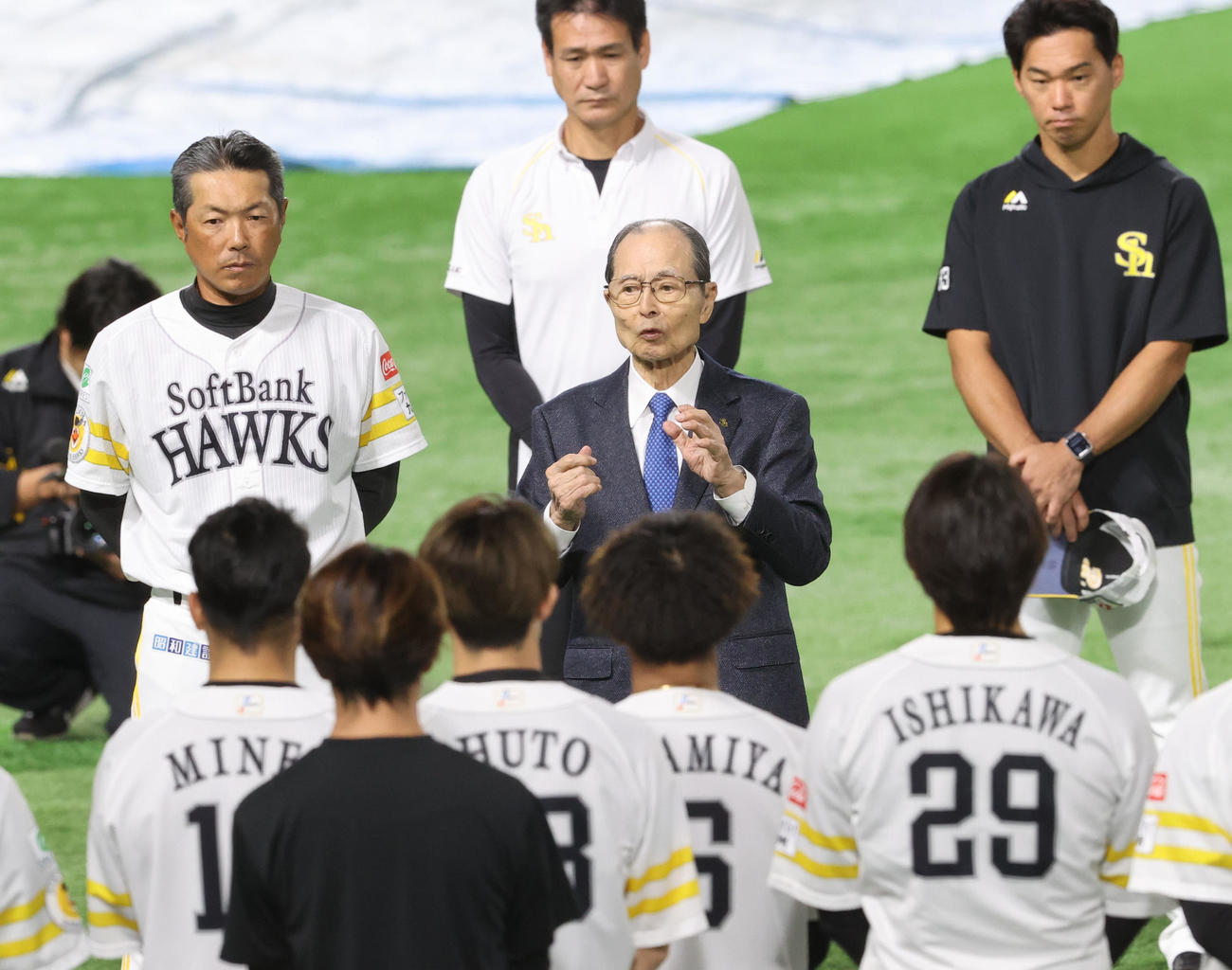 最後にナインをもっと中央に集め、話をする王球団会長（撮影・梅根麻紀）