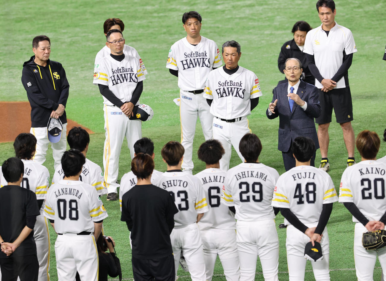 最後にナインをもっと中央に集め、話をする王球団会長（撮影・梅根麻紀）