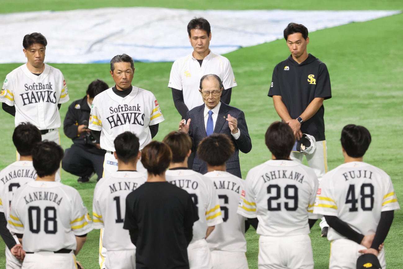 ソフトバンク小久保監督（中央左）が話した後、ナインを中央に集めて再度話をする王球団会長（撮影・梅根麻紀）