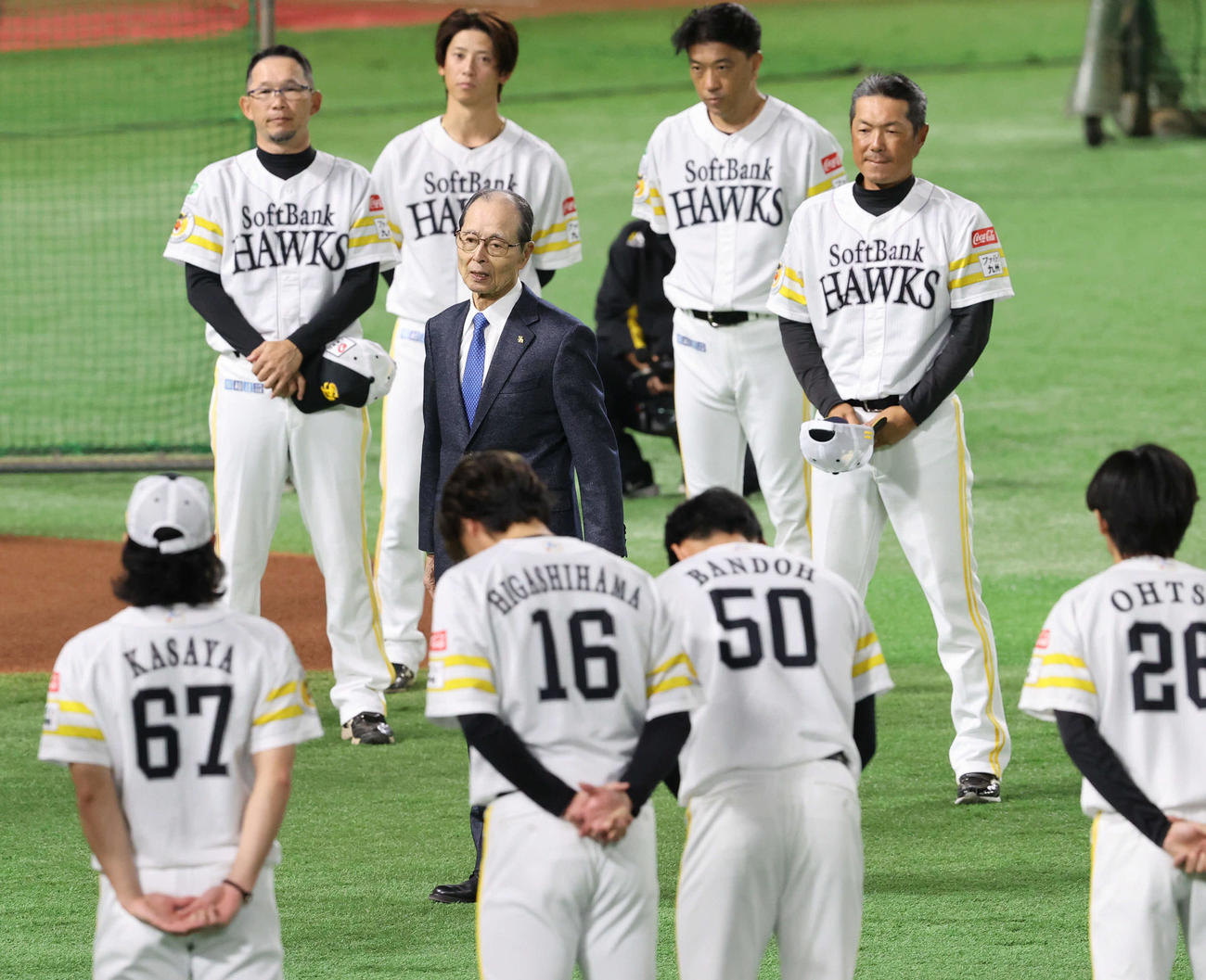 練習前の円陣でナインに話をするソフトバンク王球団会長（中央）。後方右は小久保監督（撮影・梅根麻紀）