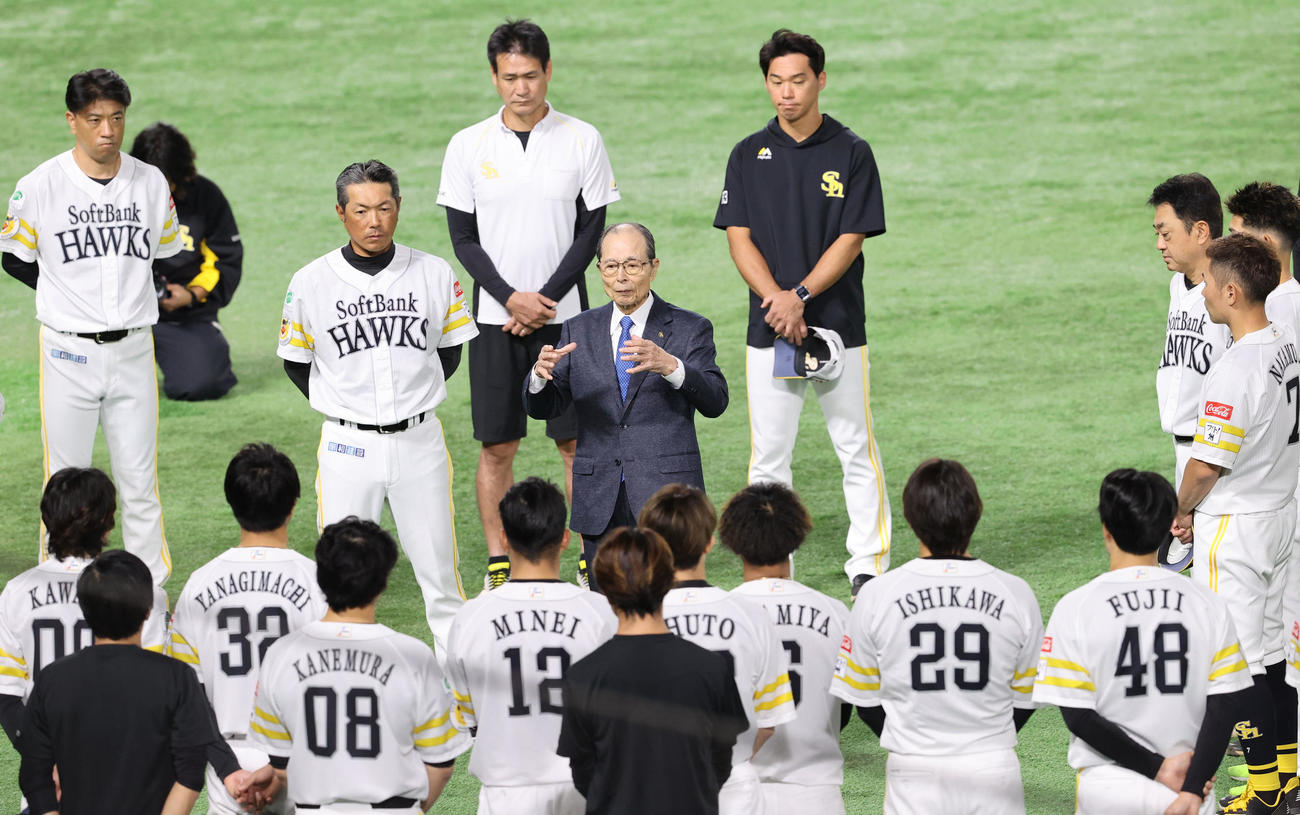 最後にナインをもっと中央に集め、話をする王球団会長（撮影・梅根麻紀）