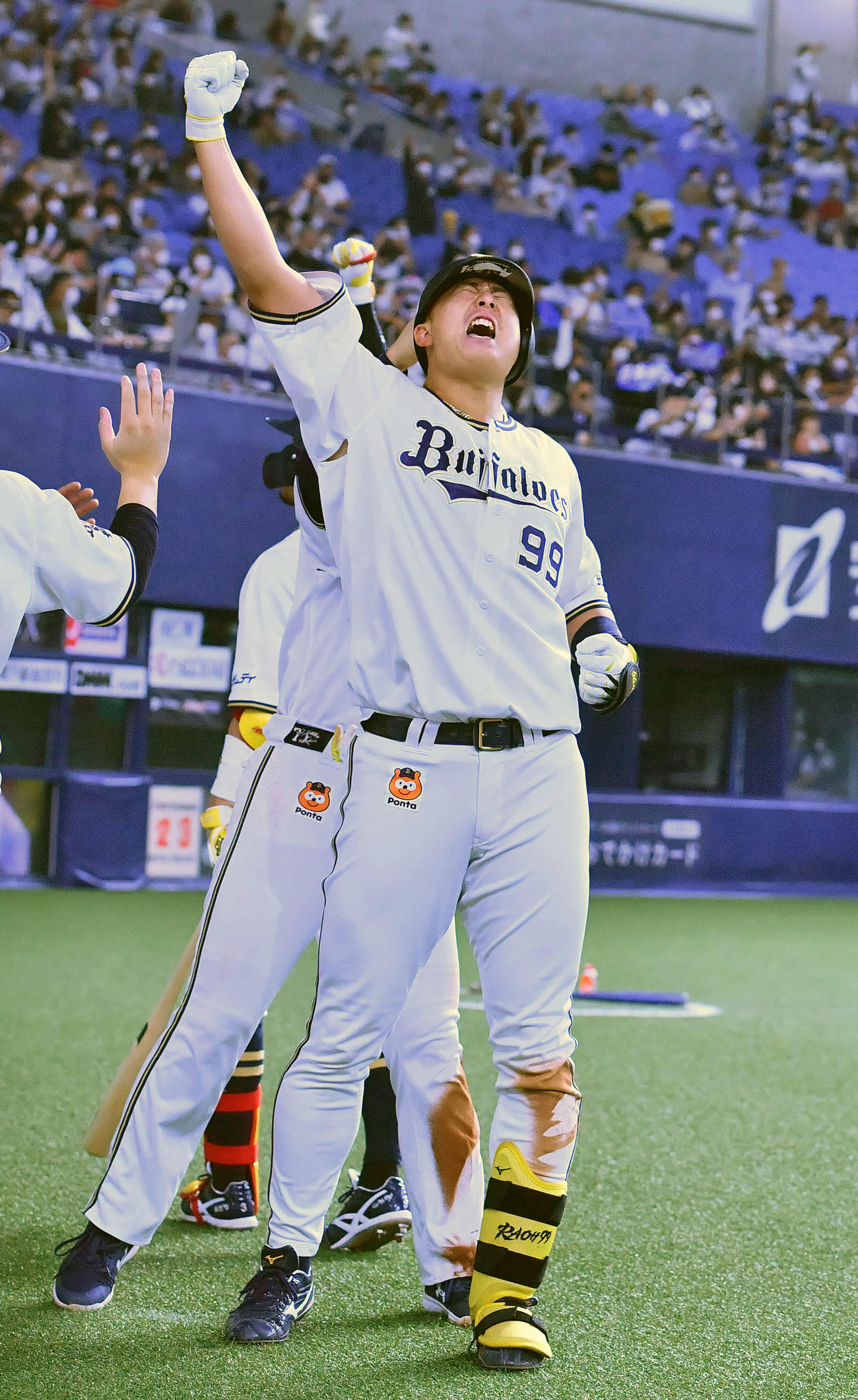 10月13日、ソフトバンク戦で勝ち越し本塁打を放ち昇天ポーズを見せたオリックス杉本