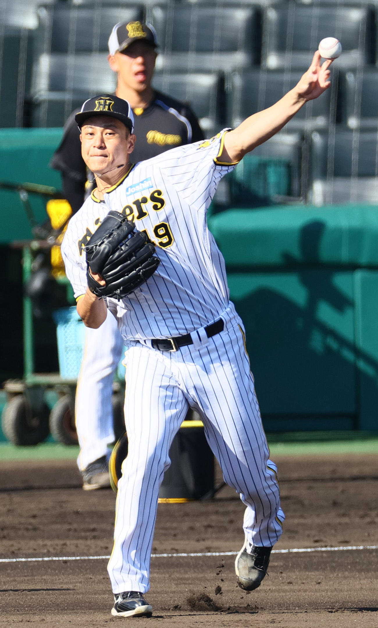 投内連係で二塁に送球する阪神大竹（撮影・上山淳一）