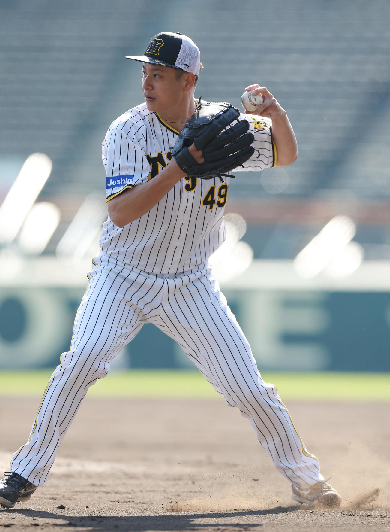 投内連係を行う阪神大竹（撮影・前田充）