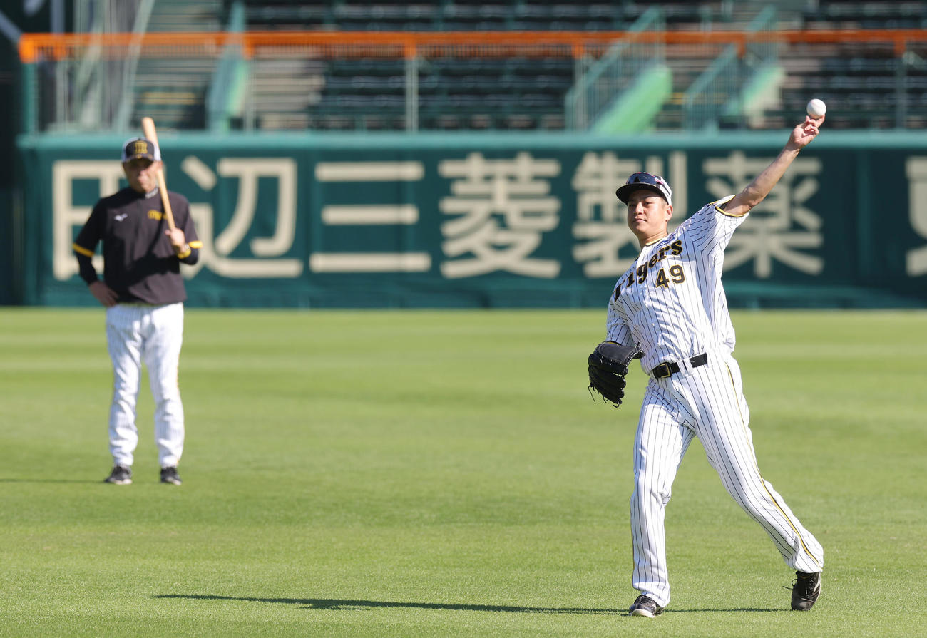 キャッチボールする阪神大竹。左は見守る岡田監督（撮影・前田充）
