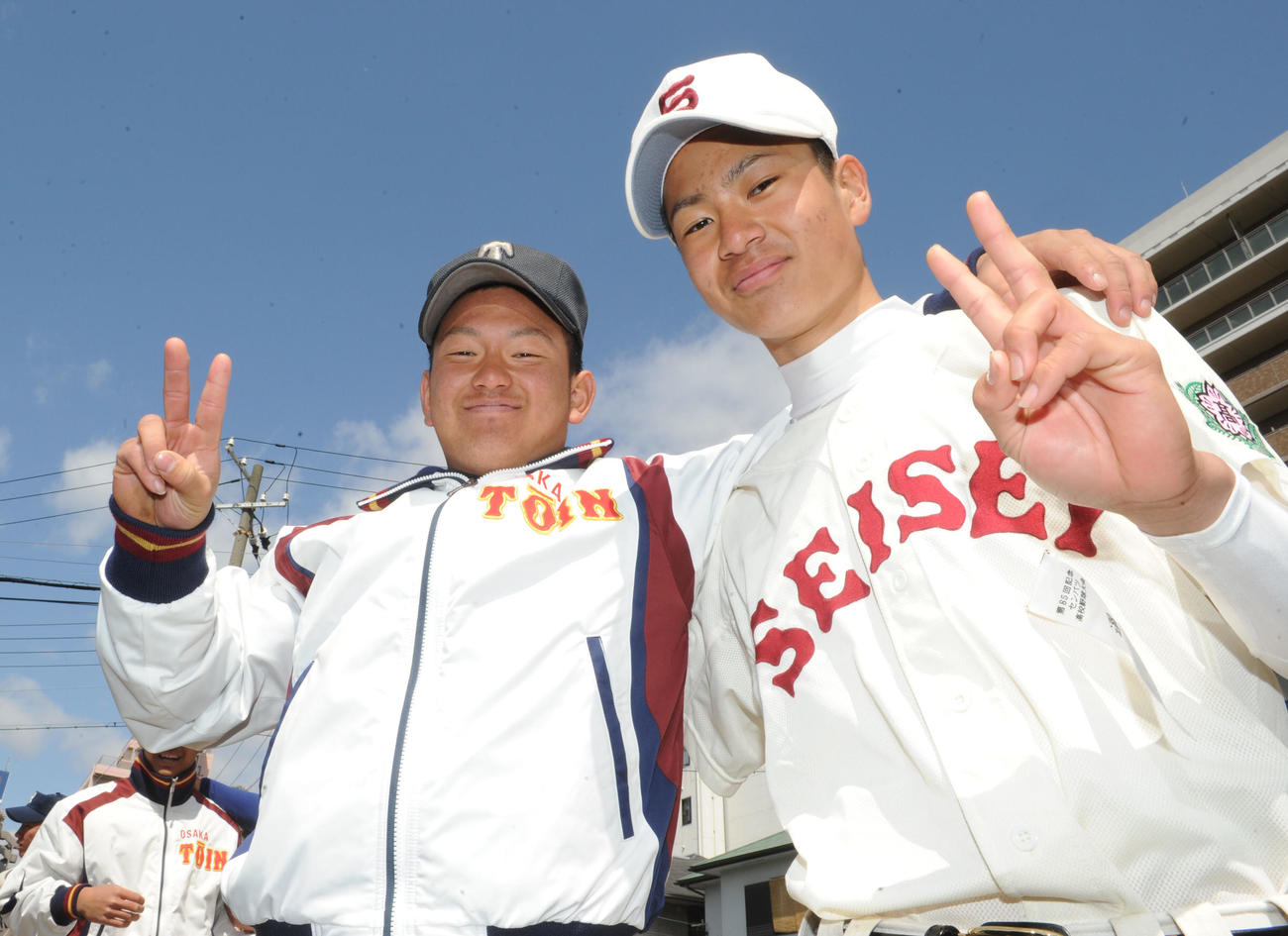 13年3月、互いに健闘を誓い合った大阪桐蔭・森主将（左）と済々黌・大竹