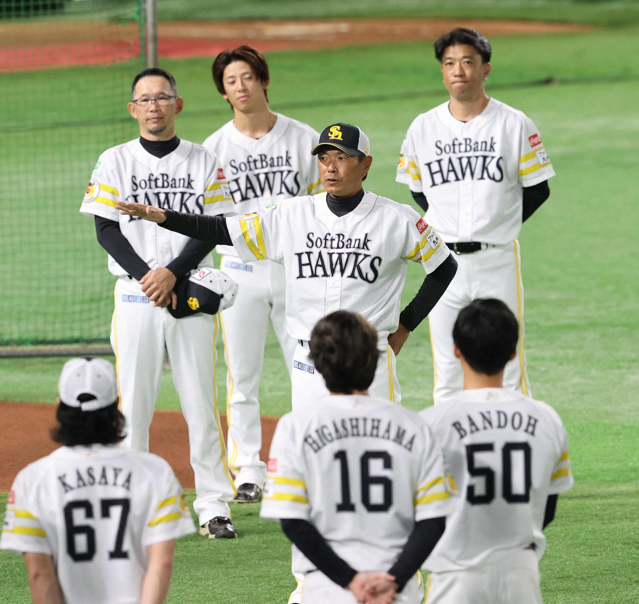円陣でナインに話をする小久保監督（撮影・梅根麻紀）