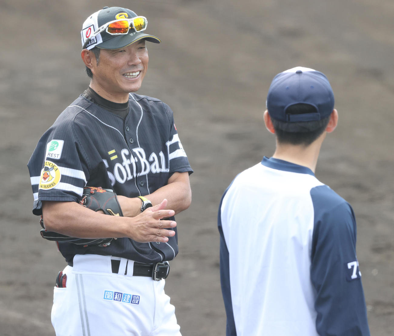 球場で笑顔を見せる小久保監督（撮影・梅根麻紀）
