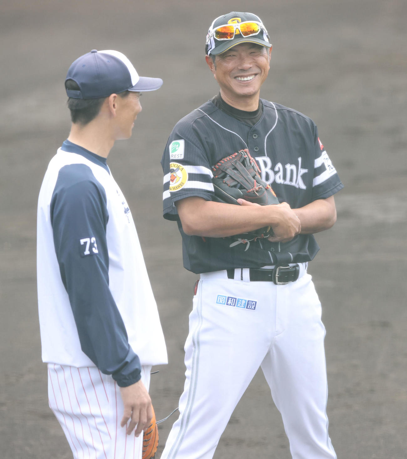 球場で笑顔を見せる小久保監督（撮影・梅根麻紀）