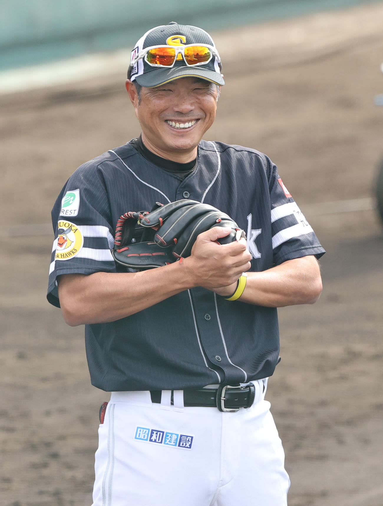 球場で笑顔を見せる小久保監督（撮影・梅根麻紀）