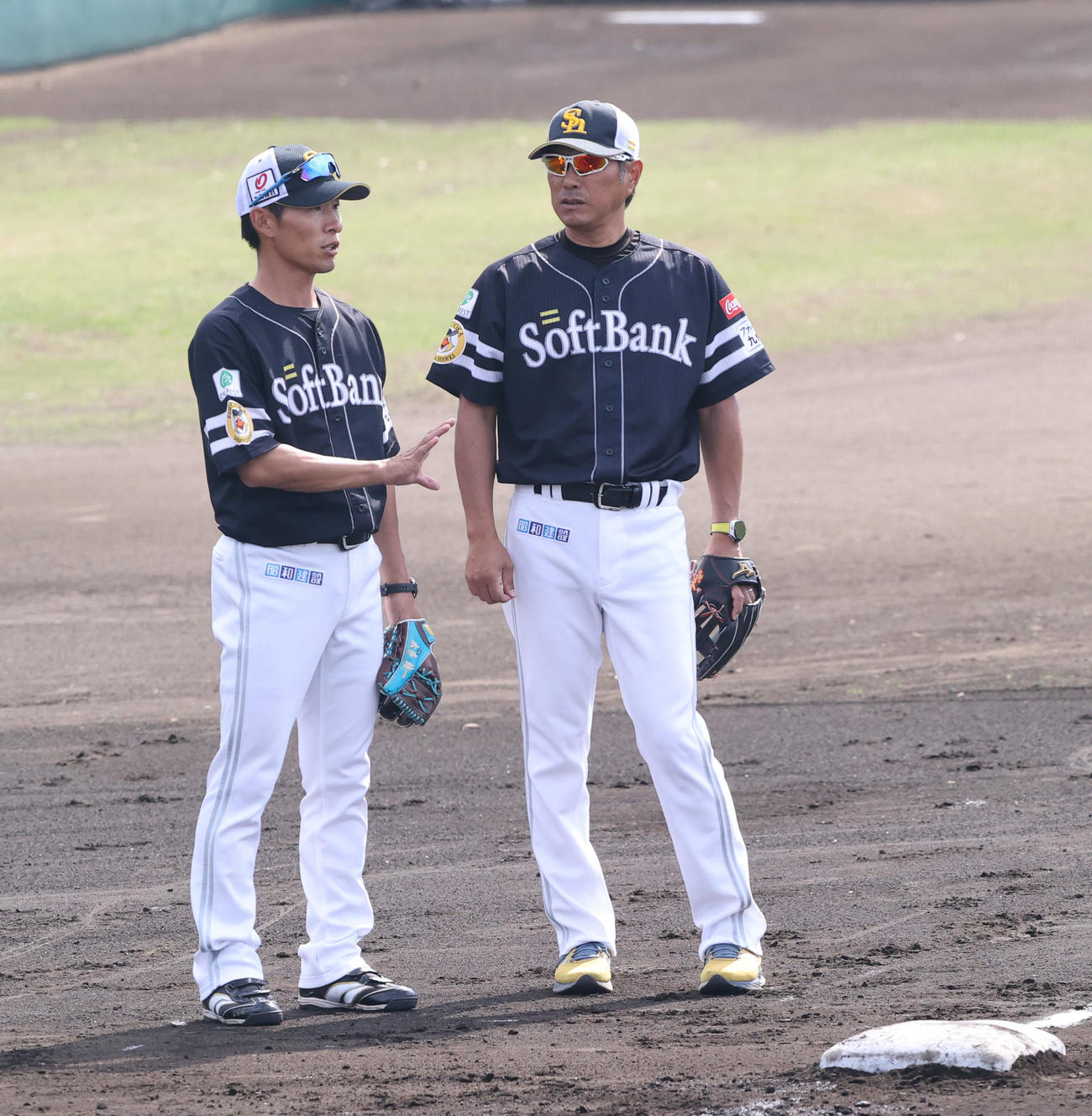 本多コーチと話をする小久保監督（撮影・梅根麻紀）