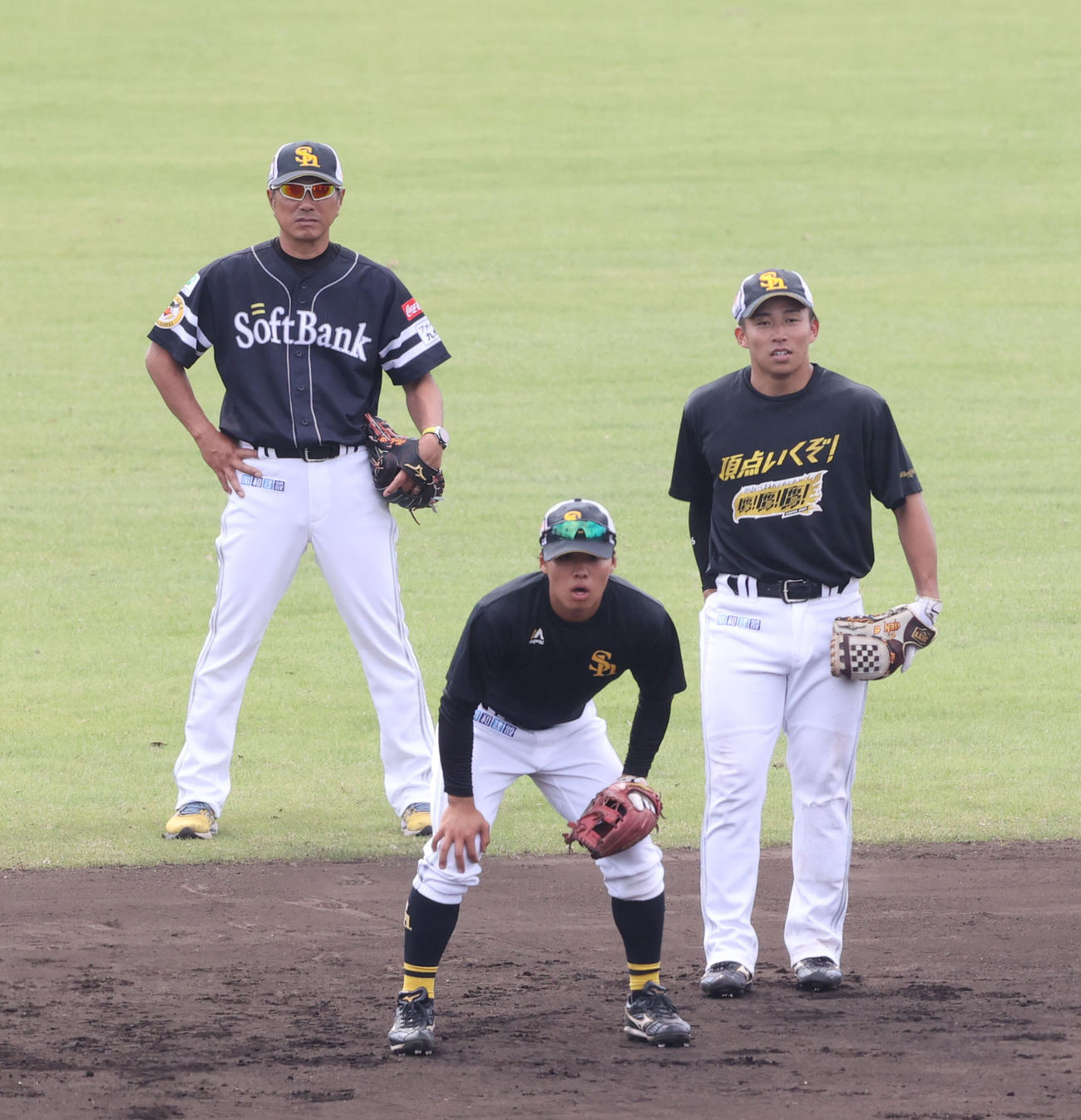 練習を後方から見守る小久保監督（撮影・梅根麻紀）