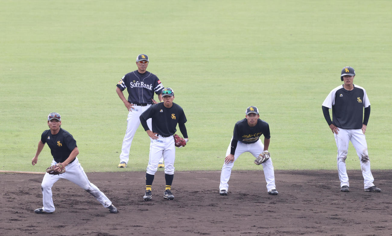 練習を後方から見守る小久保監督（撮影・梅根麻紀）