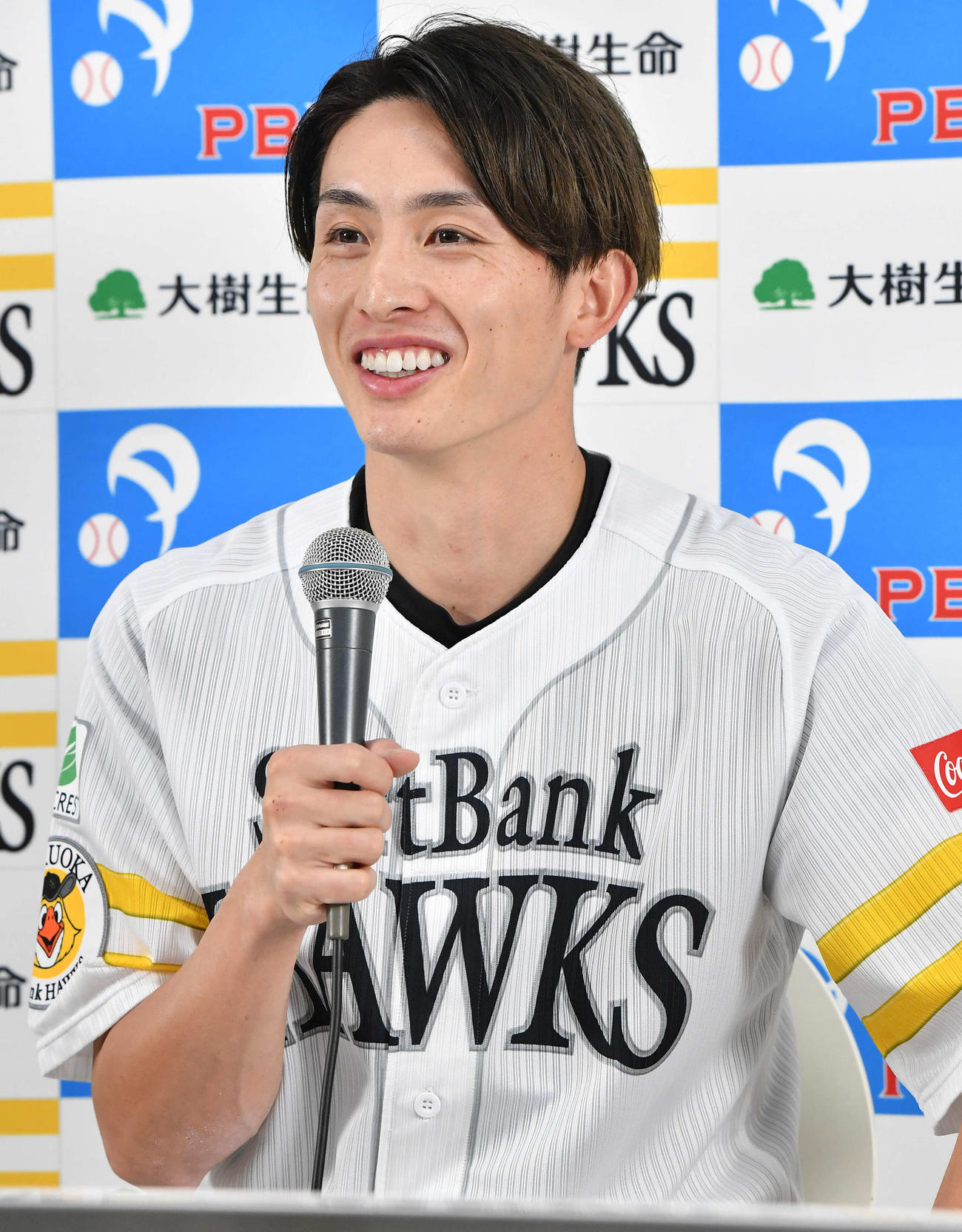 9・10月度大樹生命月間MVP賞を受賞し、笑顔で会見を行う周東（撮影・岩下翔太）