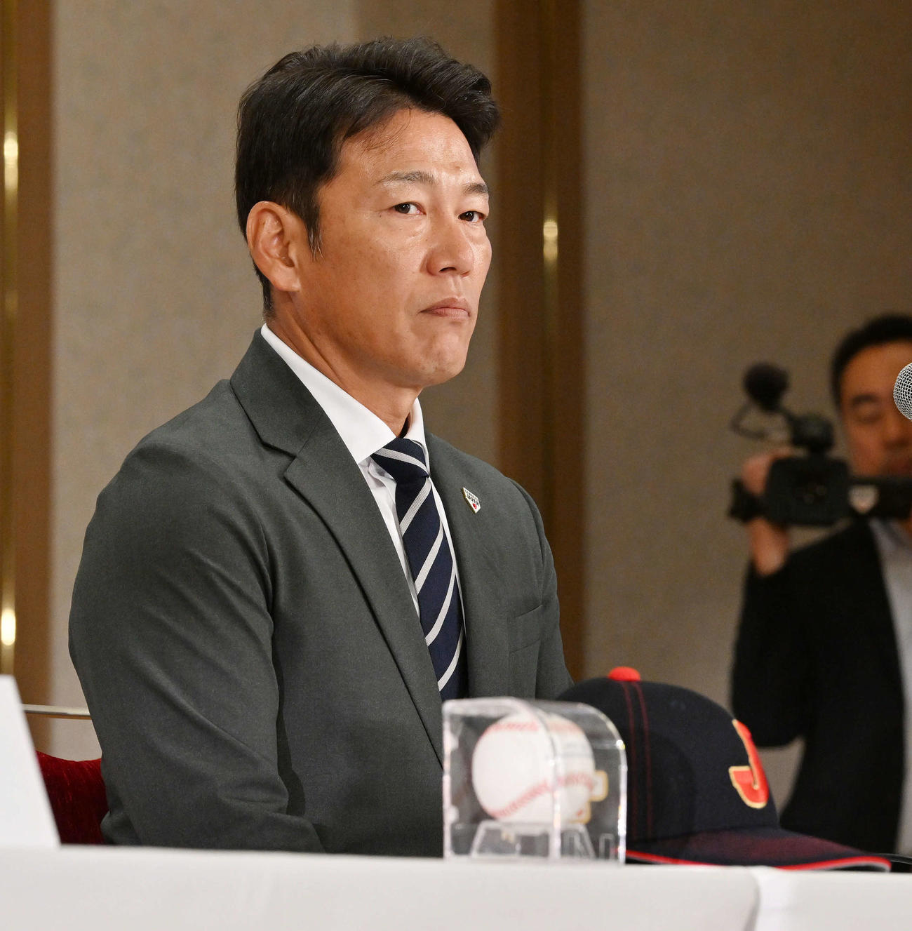 会見に臨む侍ジャパン井端監督（撮影・滝沢徹郎）