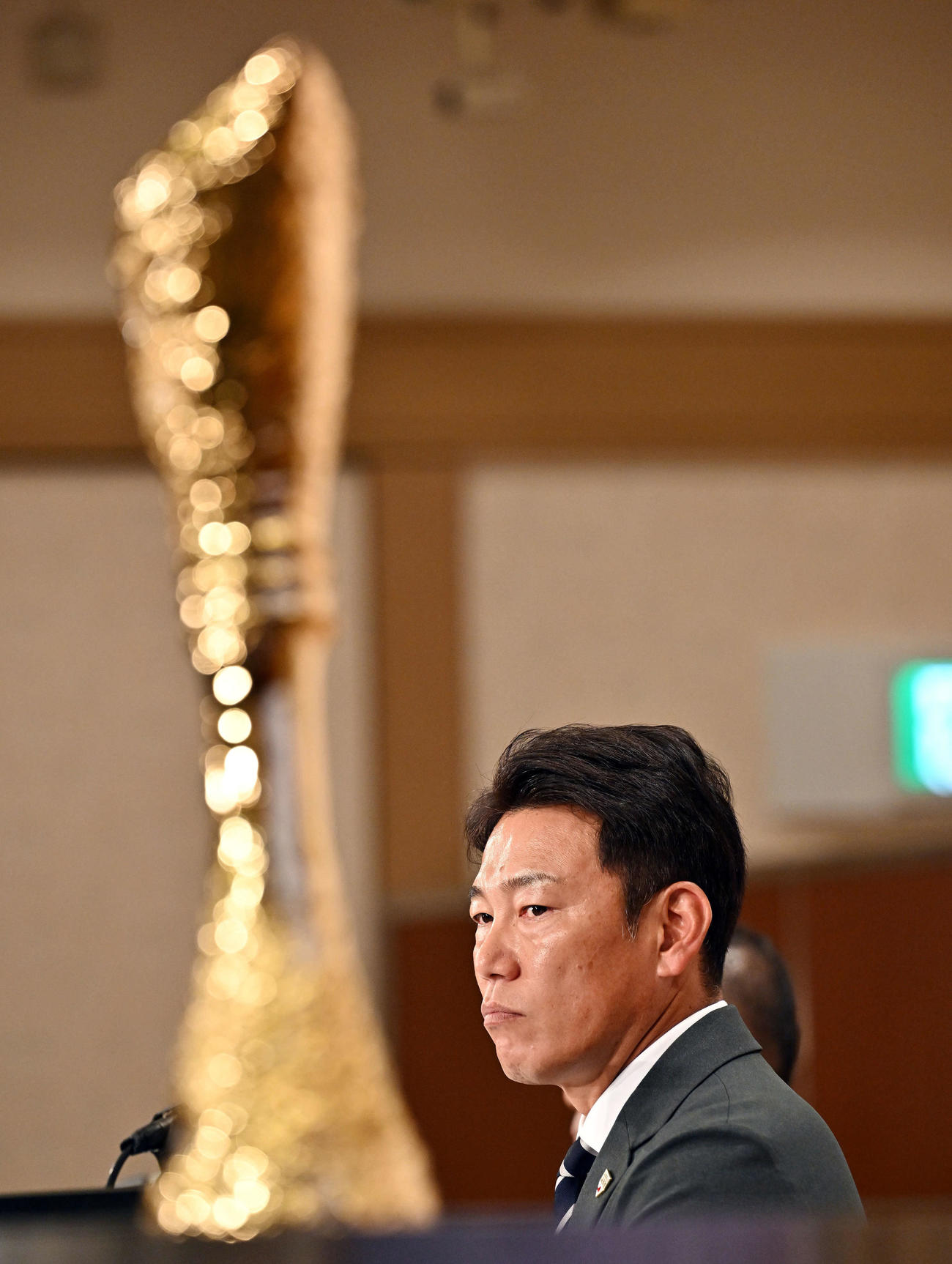 アジアプロ野球チャンピオンシップのトロフィーを前に会見する侍ジャパン井端監督（撮影・滝沢徹郎）