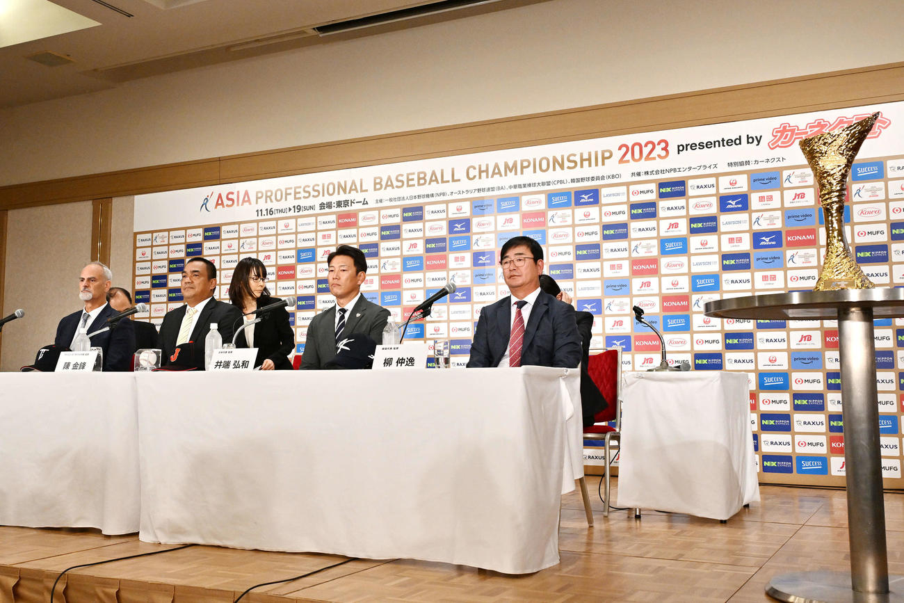 会見に臨む前列左からオーストラリア・ロイド代表投手コーチ、台湾陳監督、侍ジャパン井端監督、韓国柳監督（撮影・滝沢徹郎）