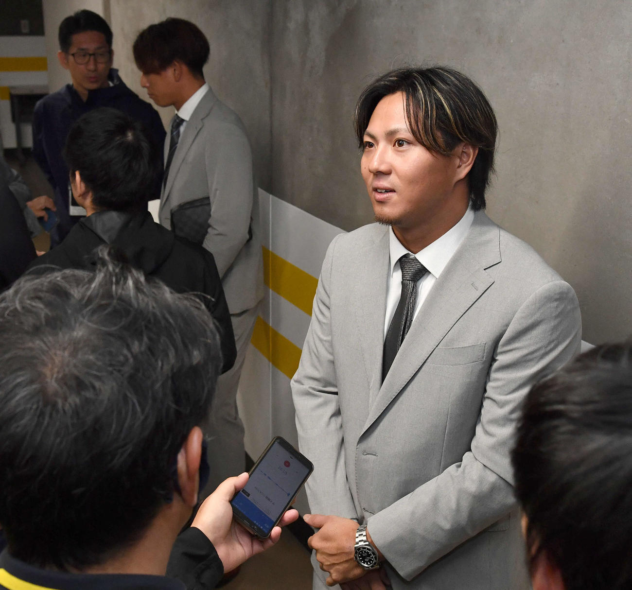 囲み取材を受ける佐藤直（右）と九鬼（撮影・岩下翔太）