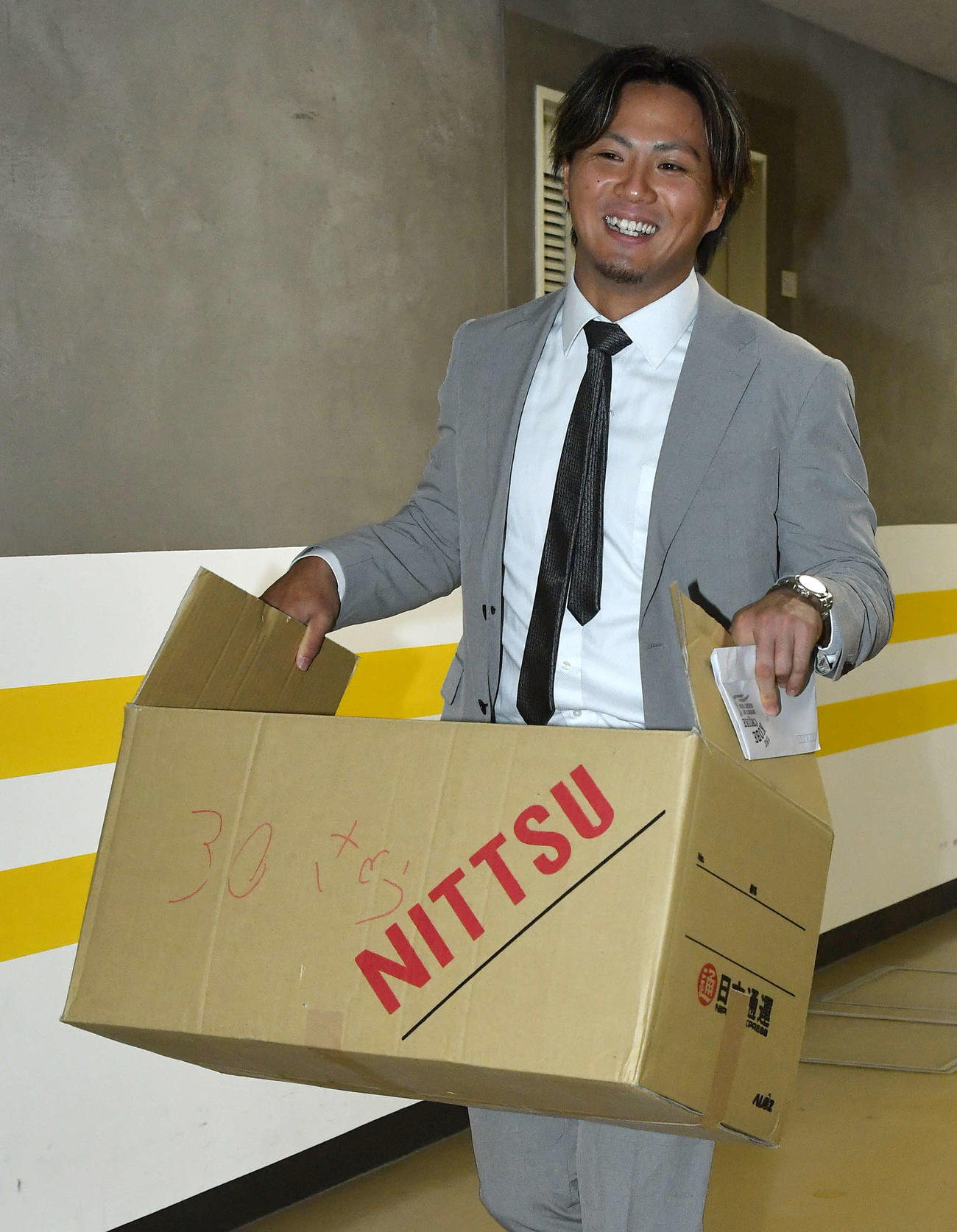 荷物をまとめて引き揚げる佐藤直（撮影・岩下翔太）