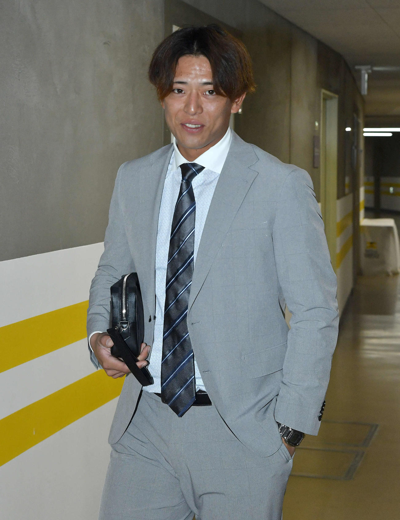 関係者へのあいさつを終えて引き揚げる九鬼（撮影・岩下翔太）
